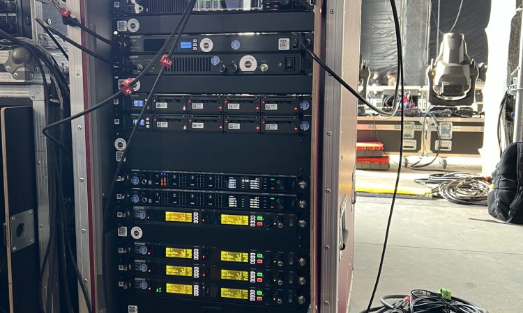 POA 2024, Hauptbühne mit AUDIObrelloX und DiGiCo SD Rack und jede Menge Kabel